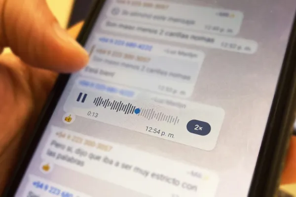 Escuchar audios o ver videos acelerados puede afectar nuestra memoria: cuál es su principal signo, según los expertos