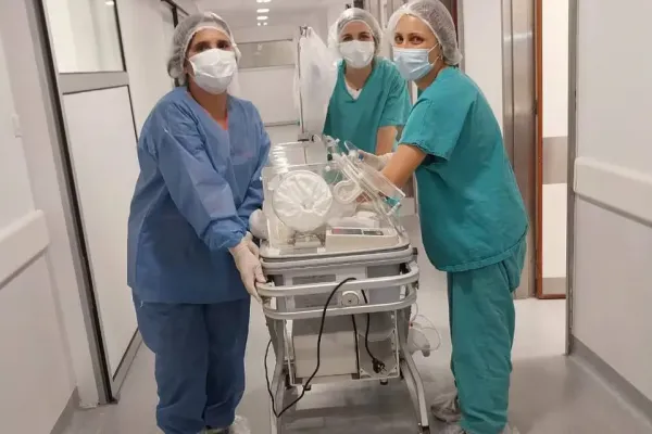 Nacieron cuatrillizos en Córdoba y Javier Milei podría ser el padrino de uno de los bebés