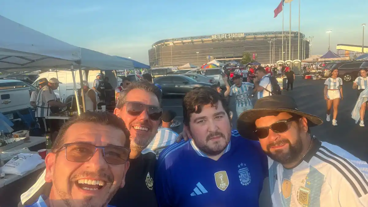 Es tucumano, vive hace 30 años en Nueva York y sigue de cerca a la selección argentina