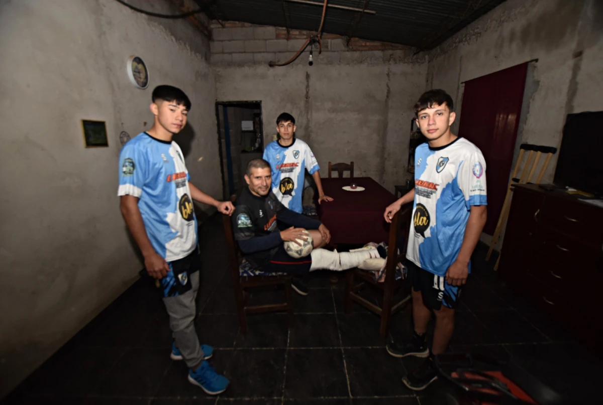 LESIONADO. Diego Suárez se fracturó la tibia y peroné en el último partido; los compañeros Benjamín Almirón, Joaquín Cruz y Rayan Medina lo visitaron en su hogar.