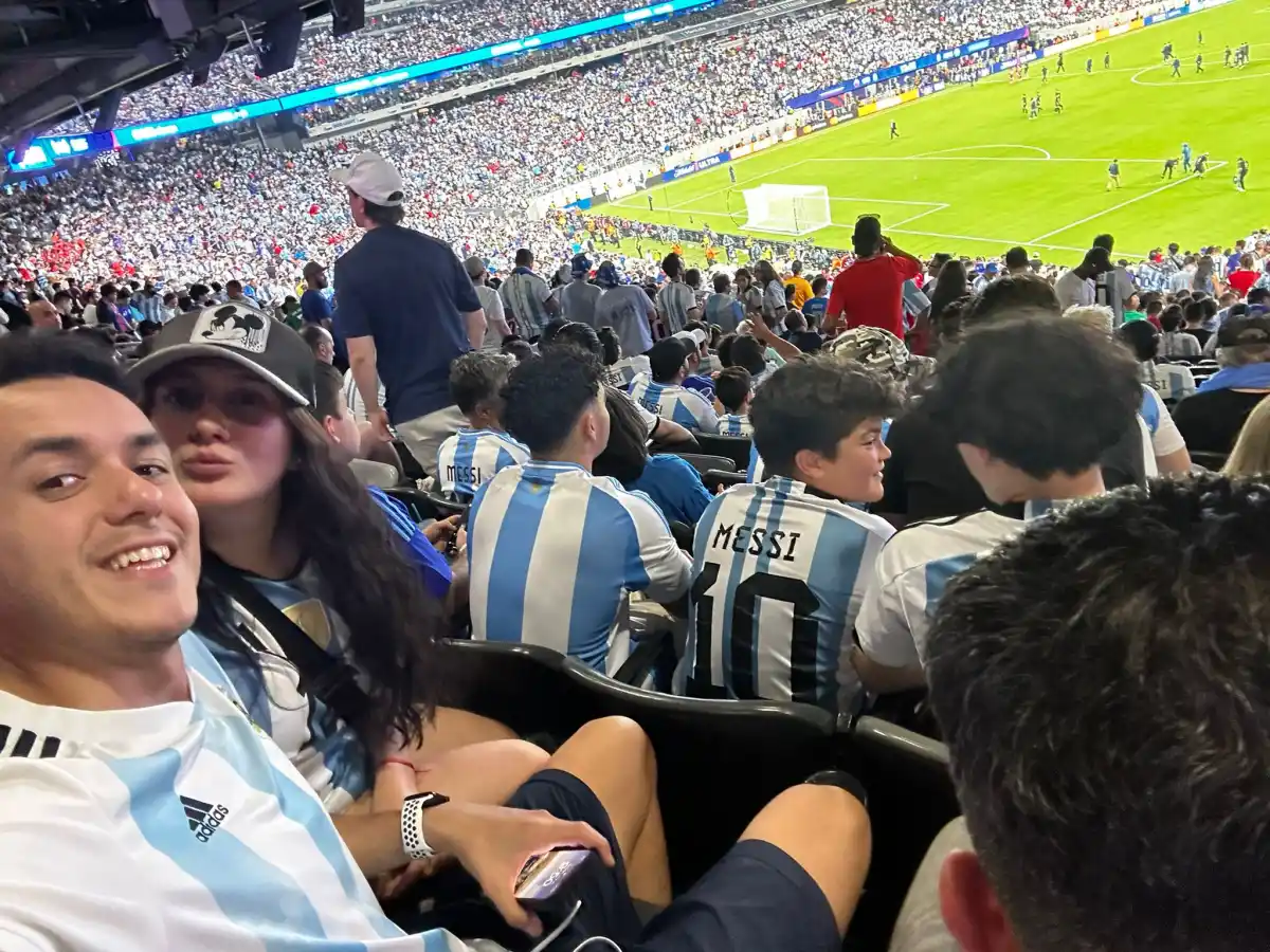 Es tucumana, vive en Estados Unidos y convenció a su novio de cancelar un viaje con su familia para ver la Copa América