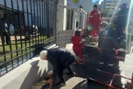 Tensión entre vendedores y municipales por el desalojo de la feria de libros usados junto a la Casa Histórica