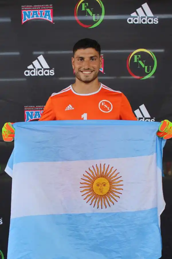 ORGULLO. El tucumano posa con la bandera argentina.