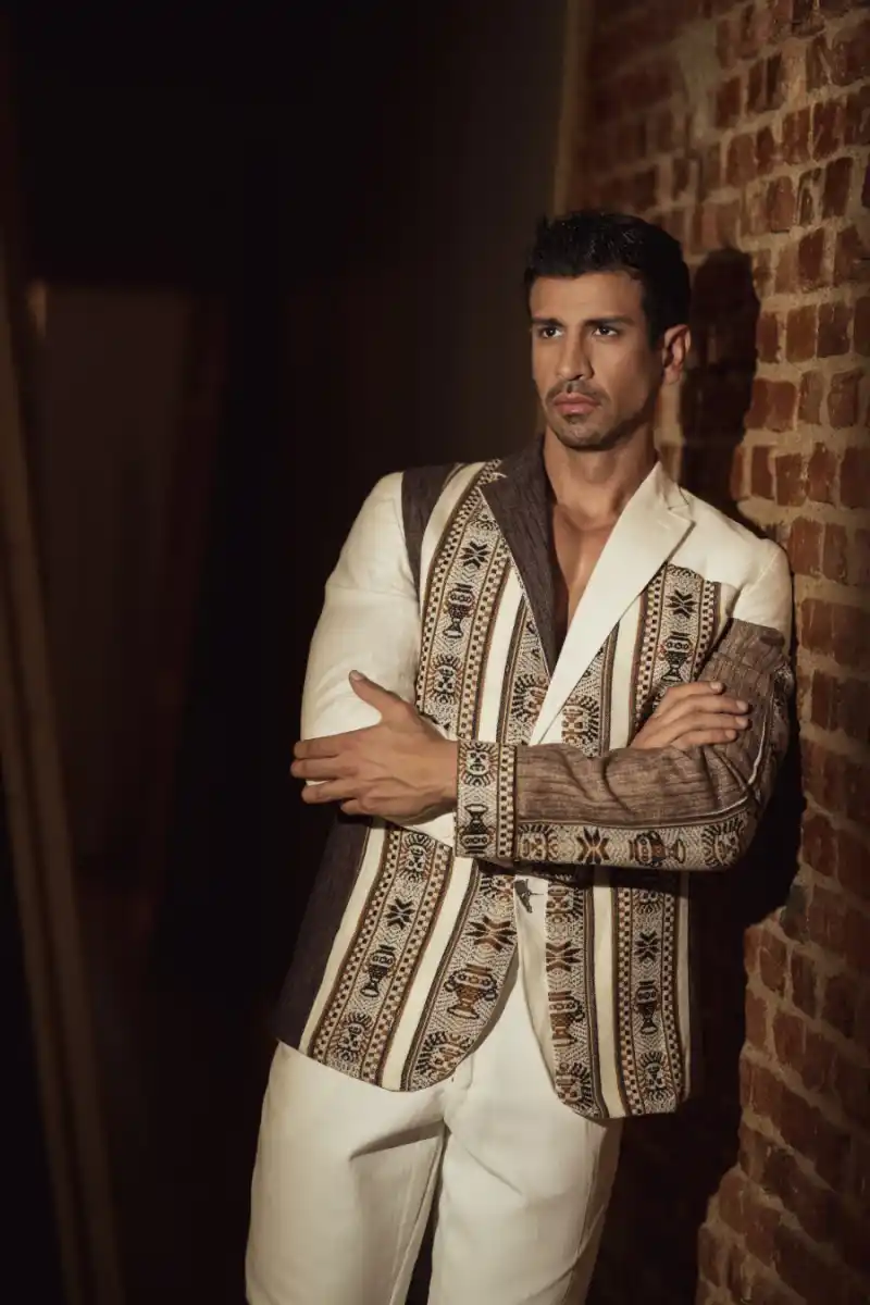 TRAJE MARRÓN. Inspirado en patrones y formas de la cultura argentina. / @guillolayus.