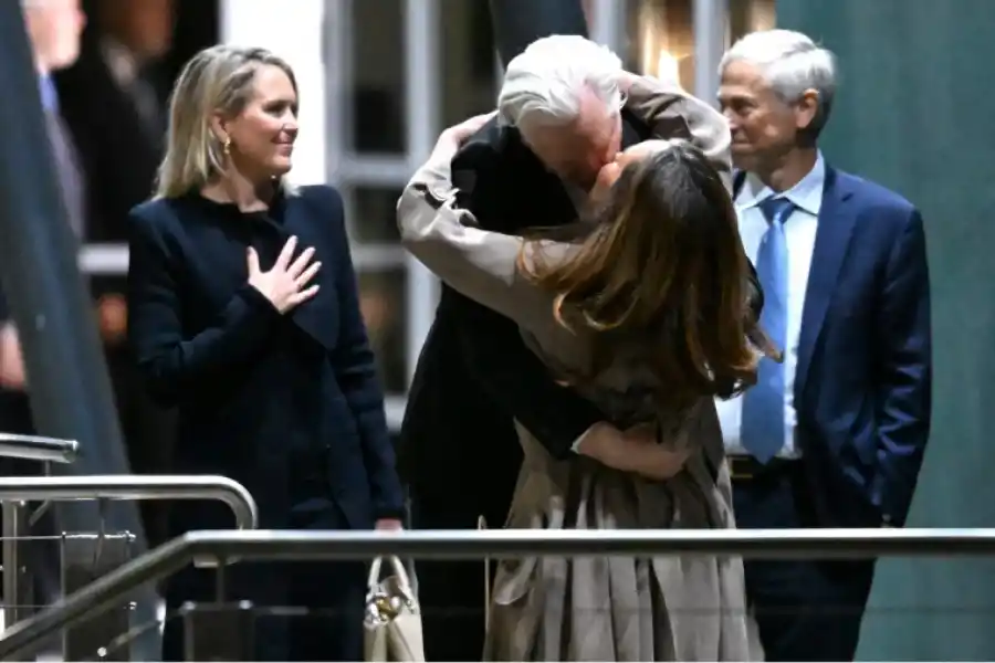 Julian Assange se reencuentra con su esposa en Australia
