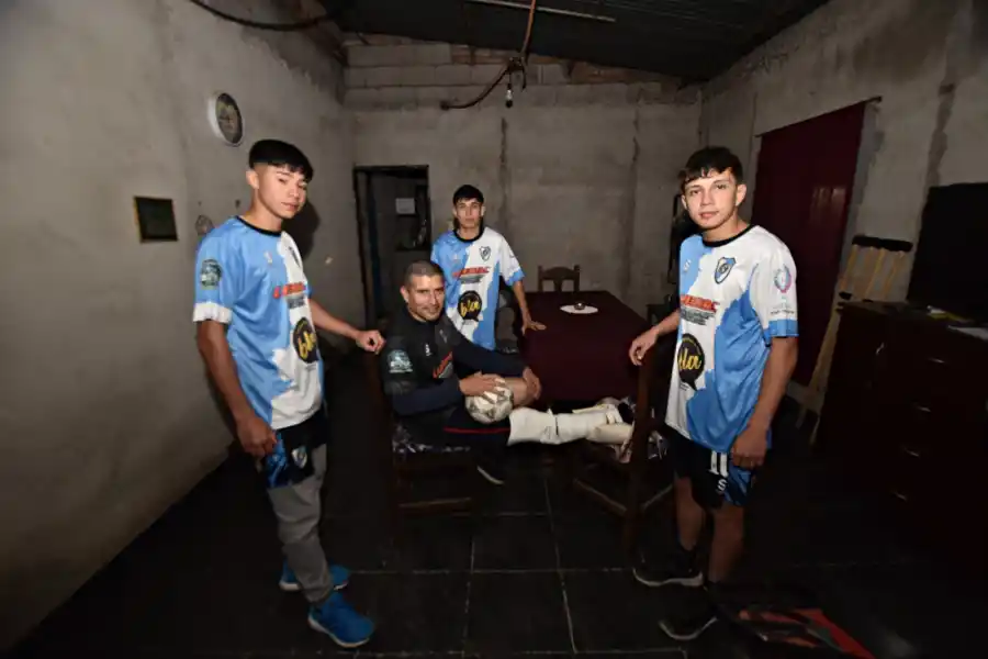 LESIONADO. Diego Suárez se fracturó la tibia y peroné en el último partido; los compañeros Benjamín Almirón, Joaquín Cruz y Rayan Medina lo visitaron en su hogar.