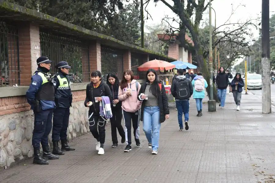 MEDIDA PREVENTIVA. Los policías ya están cuidando la zona, sin embargo, los estudiantes no confían en que estén mucho tiempo. / JOSÉ NUNO, LA GACETA.