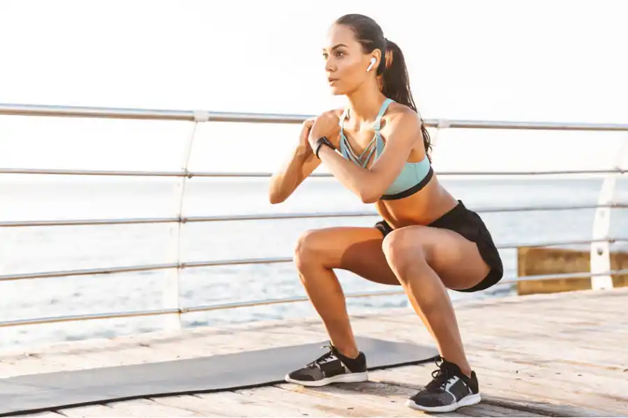 Sentadilla con salto para desafiar los músculos.