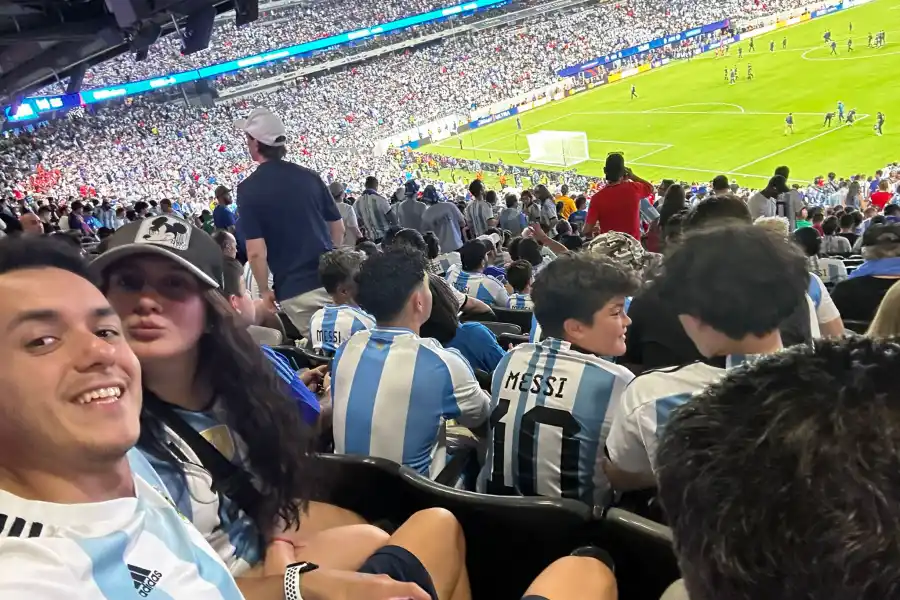 Es tucumana, vive en Estados Unidos y convenció a su novio de cancelar un viaje con su familia para ver la Copa América