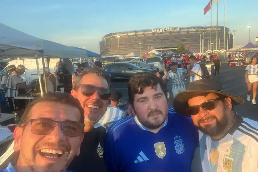 Es tucumano, vive hace 30 años en Nueva York y sigue de cerca a la selección argentina