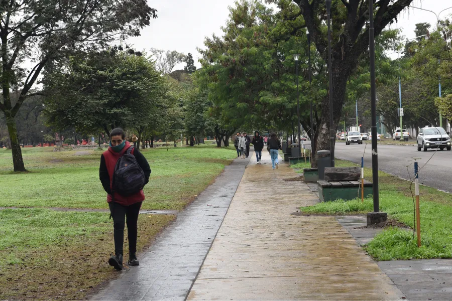 UN RECORRIDO USUAL PARA ELLOS. El corredor seguro busca abarcar toda la Benjamín Aráoz. / JOSÉ NUNO, LA GACETA.