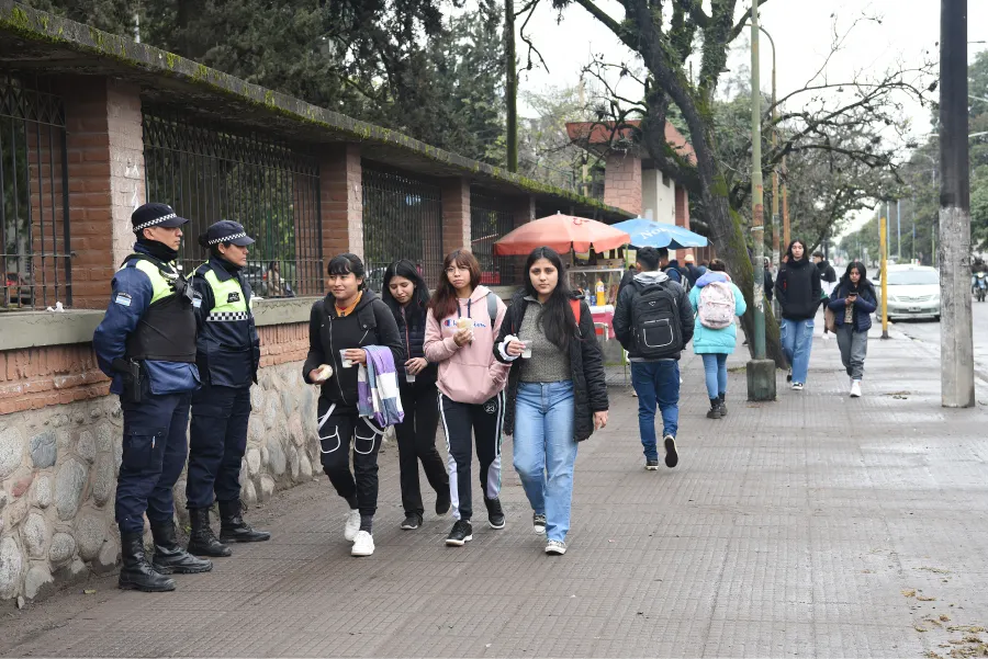 MEDIDA PREVENTIVA. Los policías ya están cuidando la zona, sin embargo, los estudiantes no confían en que estén mucho tiempo. / JOSÉ NUNO, LA GACETA.