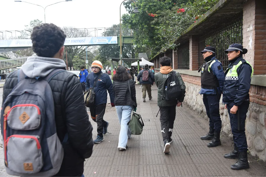 PRESENCIA POLICIAL. Los estudiantes opinan sobre la medida de los corredores seguros en la Facultad de Filosofía y Letras. / JOSÉ NUNO, LA GACETA.