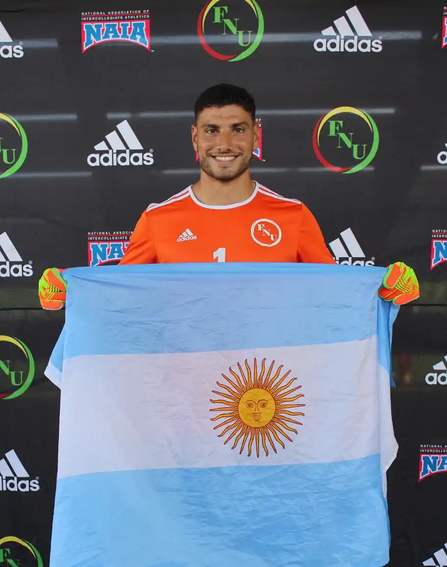 ORGULLO. El tucumano posa con la bandera argentina.