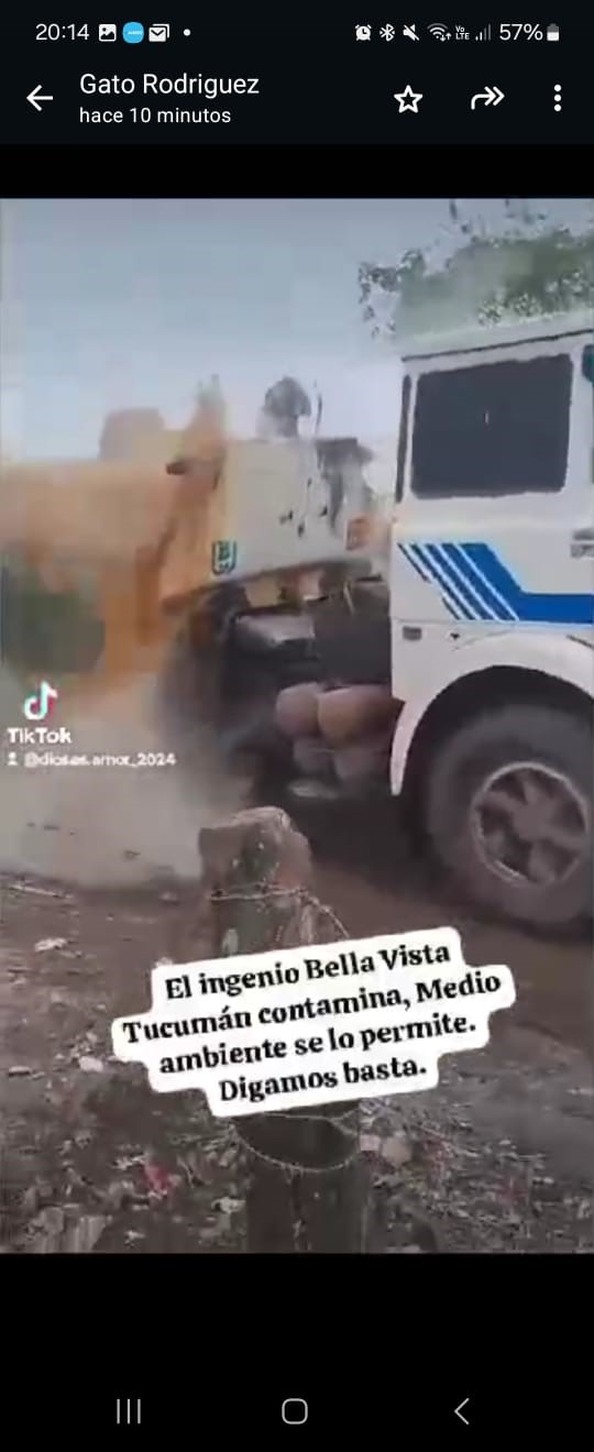 PRUEBA. Los vecinos filmaron a un camión que perdía gran cantidad de vinaza cuando se desplazaba.