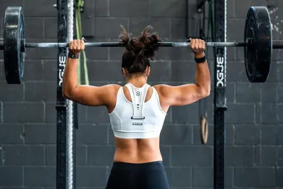 Tres en uno: el ejercicio recomendado para fortalecer abdominales, espalda y glúteos