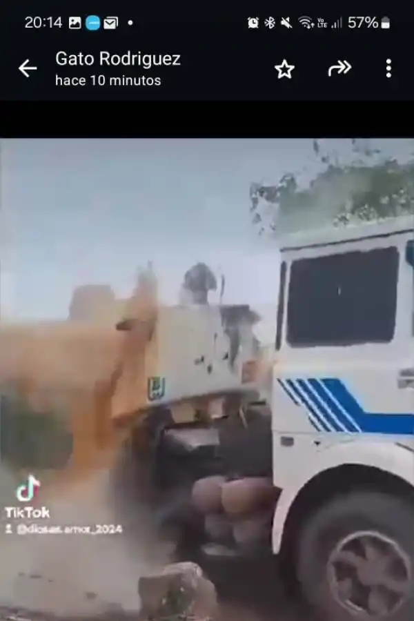 PRUEBA. Los vecinos filmaron a un camión que perdía gran cantidad de vinaza cuando se desplazaba.