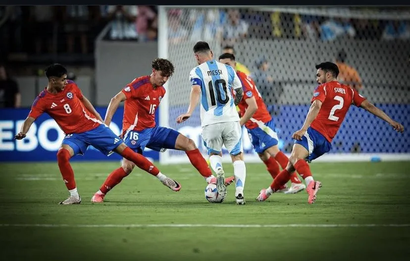 VIGENCIA. La foto de todos los años, también en la Copa América 2024. Lionel Messi rodeado de rivales chilenos. Foto: El Grafico