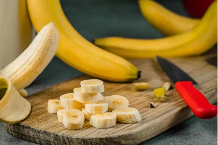 La banana es una de las mejores fuentes de potasio para prevenir calambres y entumecimientos.