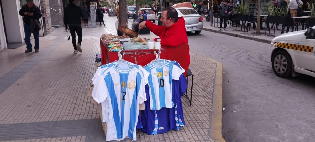 SENSACIÓN. Lima, que se dedica a la venta en la esquina de San Martín y Mendoza, también vende camisetas. FOTOS DE MARIANA APUD