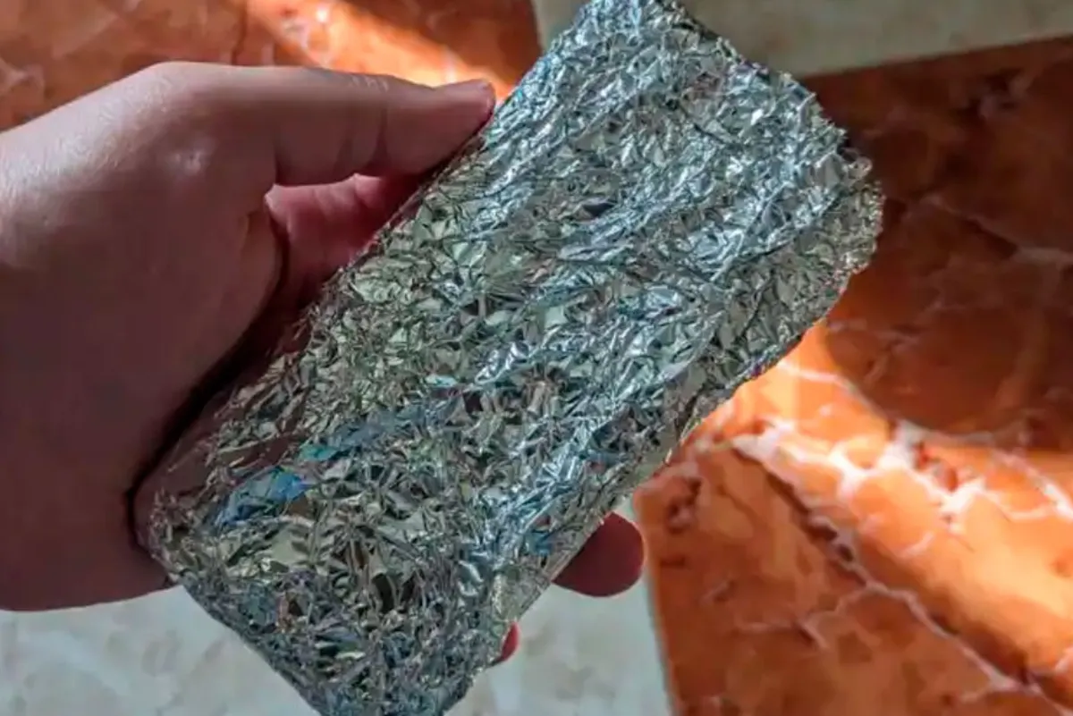 Mito o realidad: qué pasa si envuelves tu celular en papel aluminio