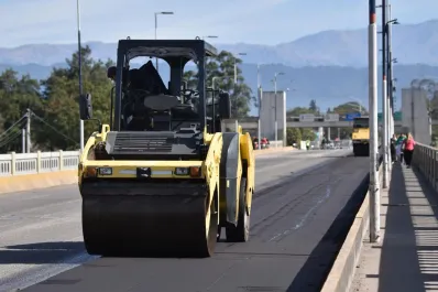 VIDEO. Las obras sobre el puente Lucas Córdoba podrían concluir hoy: miles de bandeños cruzan caminando