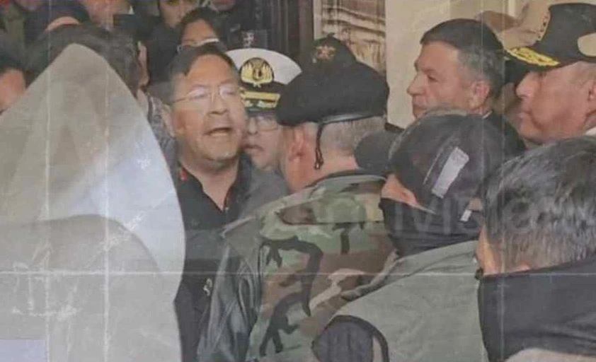 DE FRENTE. Arce salió del palacio presidencial para confrontar a Zúñiga.