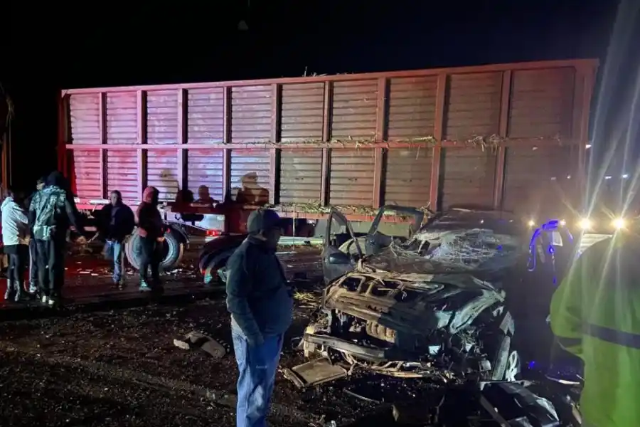 MILAGRO. A pesar de los daños, los tripulantes de un auto sobrevivieron.