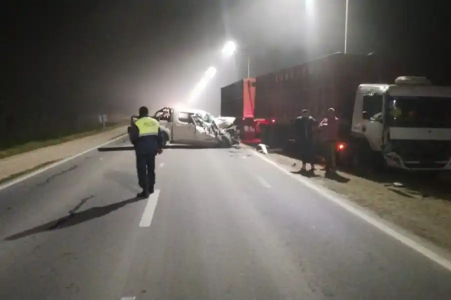 EN SIMOCA. Así quedó la camioneta tras el choque en la ruta 157.