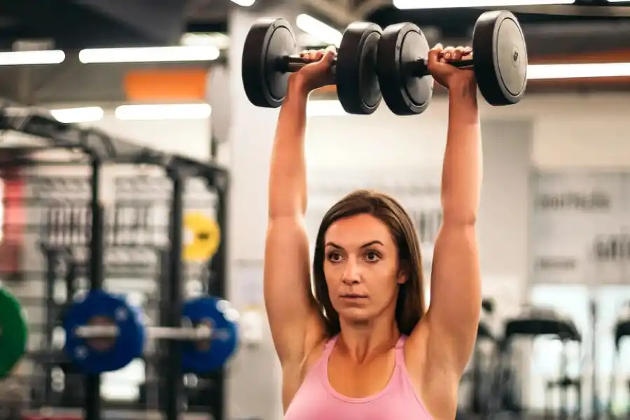 Empuje de hombros vertical, un ejercicio para ganar masa muscular rápidamente.