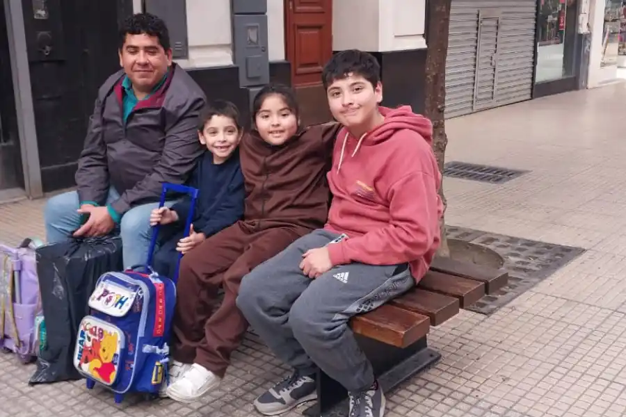 AFORTUNADOS. Sebastián Pontoni festeja que sus hijos Jeremías, Ivana y Bautista, ya vieron ganar a Argentina desde pequeños a diferencia de él que tuvo que esperar décadas.