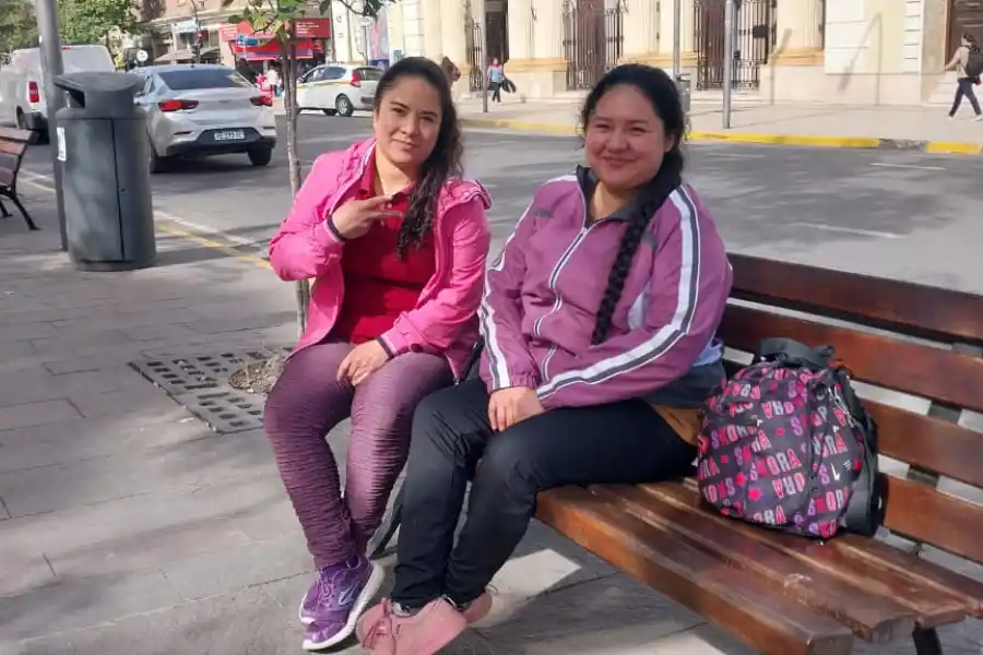 TÍA Y SOBRINA. Las Romano, Beatriz y Janina, verán el partido juntas.