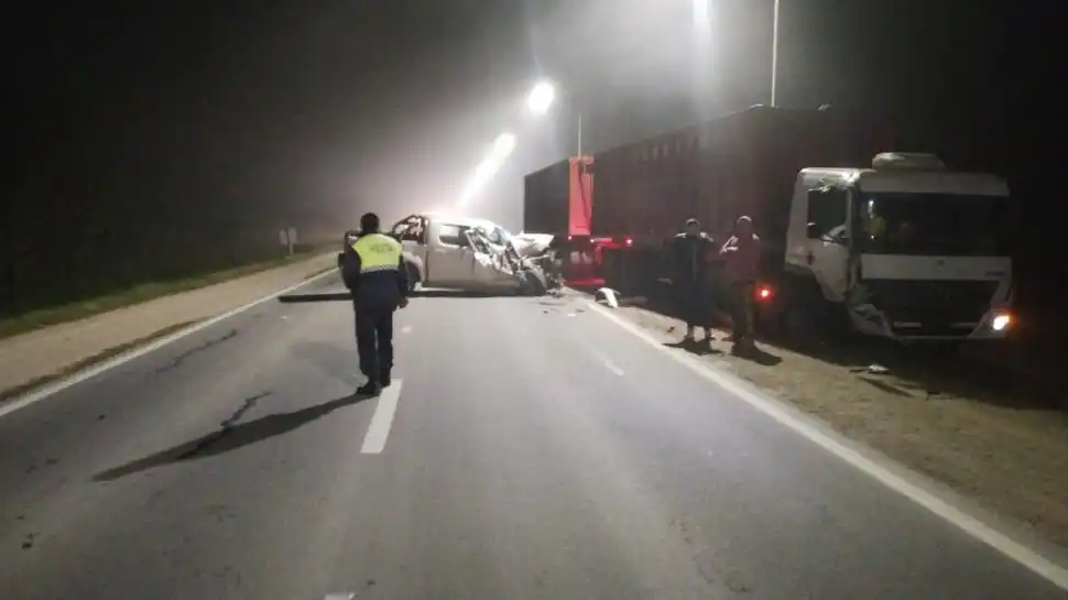 EN SIMOCA. Así quedó la camioneta tras el choque en la ruta 157.