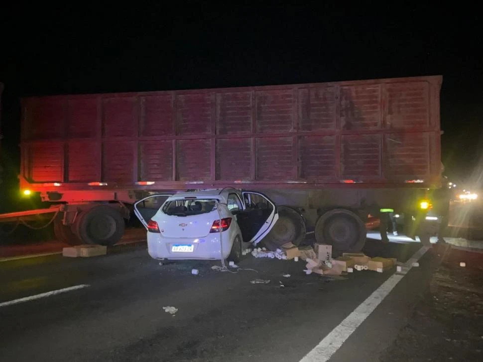 EL MIÉRCOLES. El conductor de un auto terminó hospitalizado luego de chocar contra un camión que habría intentado doblar en U en la Ruta 9.