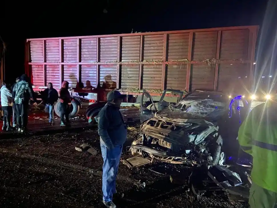 MILAGRO. A pesar de los daños, los tripulantes de un auto sobrevivieron.