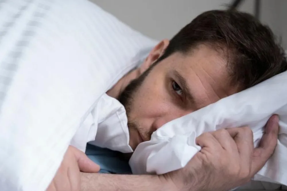 Qué significa que te cueste levantarte de la cama, según la psicología