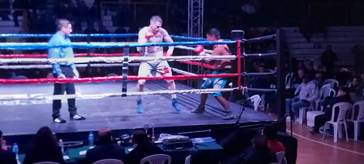 SEMIFONDO. En la segunda pelea en importancia del festival, Casalicchio ataca al jujeño Ibánez que resistió hasta el último round.