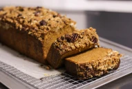 Budín esponjoso de café y nueces, una receta sana sin mantecas ni harinas para disfrutar en la merienda