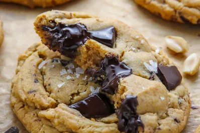 Galletas de pasta de maní y chocolate sin ningún tipo de harinas, una receta saludable para disfrutar sin preocupaciones