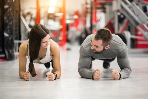 ¿Es mejor entrenar solo o acompañado? Los impactos en el rendimiento de la soledad y de los ejercicios grupales