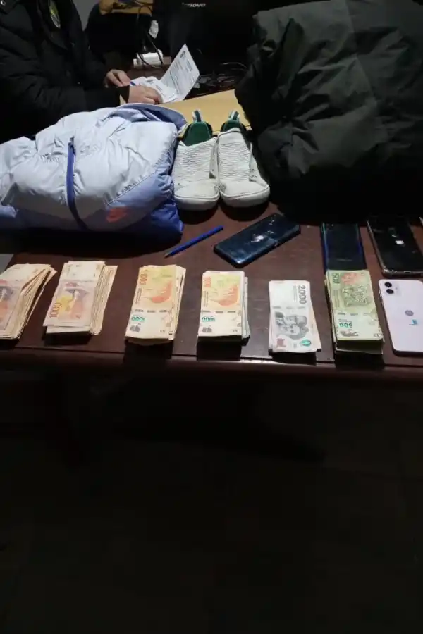 PRUEBAS. Parte del dinero secuestrado en uno de los allanamientos.