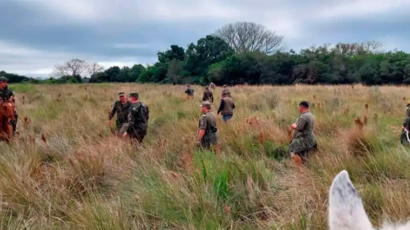 OTRO RASTRILLAJE Y VAN... A partir de hoy, los efectivos de las fuerzas federal buscarán algún indicio en los campos de la localidad 9 de Julio.