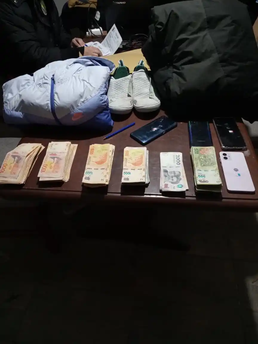 PRUEBAS. Parte del dinero secuestrado en uno de los allanamientos.