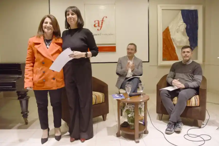 PREMIADA. Mariana Sawaya, directora de la Alianza Francesa, junto a la escritora tucumana.