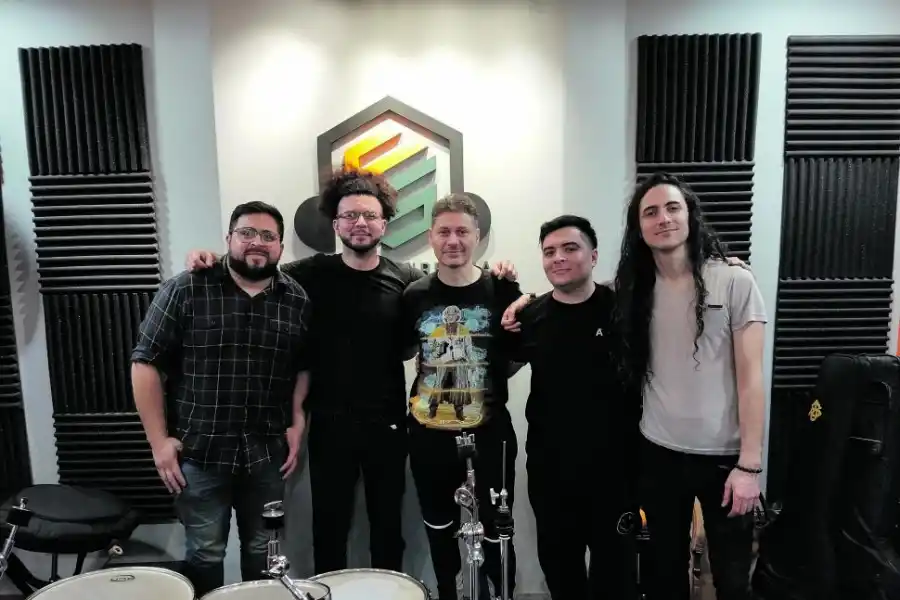 JUNKHEADS. Matías Morales, Matías Sisali, Natanael Corbalán, Augusto Gallegos y Felipe Sánchez Terraf.