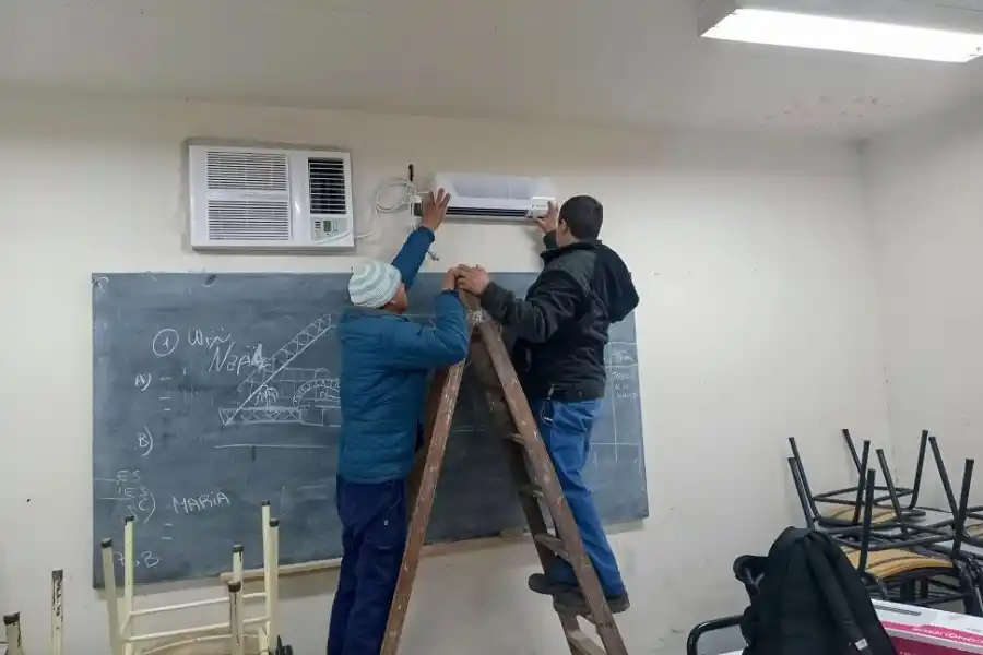 AYUDA. La comuna y organizaciones sociales instalaron los equipos.