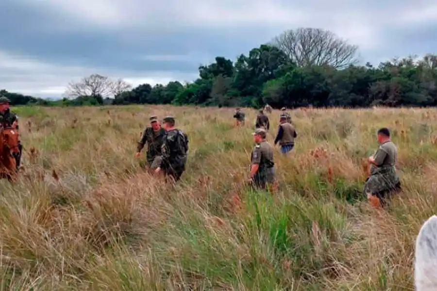 OTRO RASTRILLAJE Y VAN... A partir de hoy, los efectivos de las fuerzas federal buscarán algún indicio en los campos de la localidad 9 de Julio.