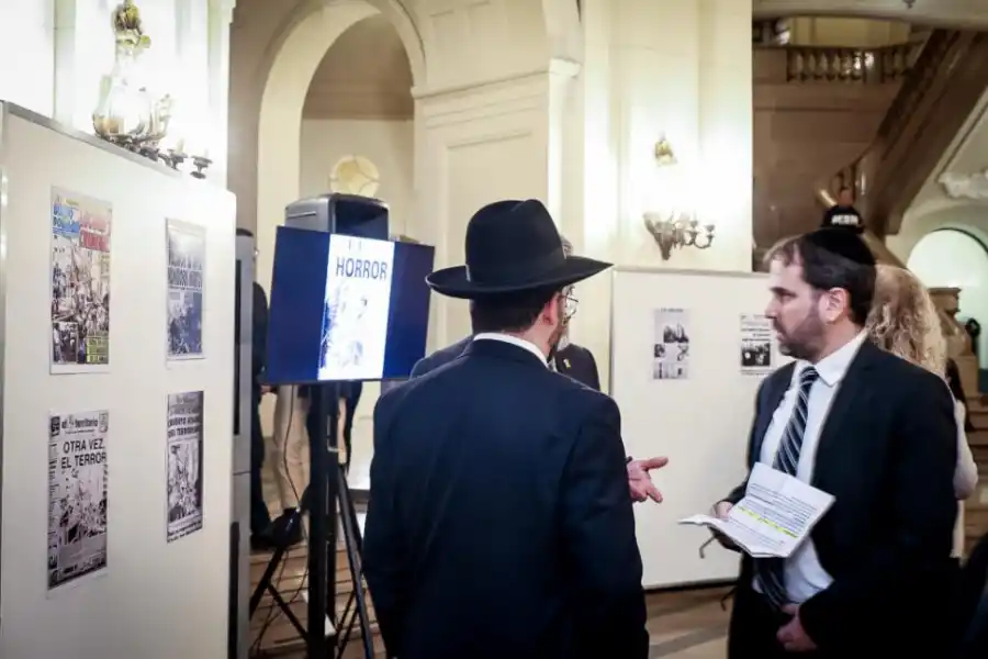 PREPARATIVO. La muestra recuerda el ataque terrorista del 18 de julio.