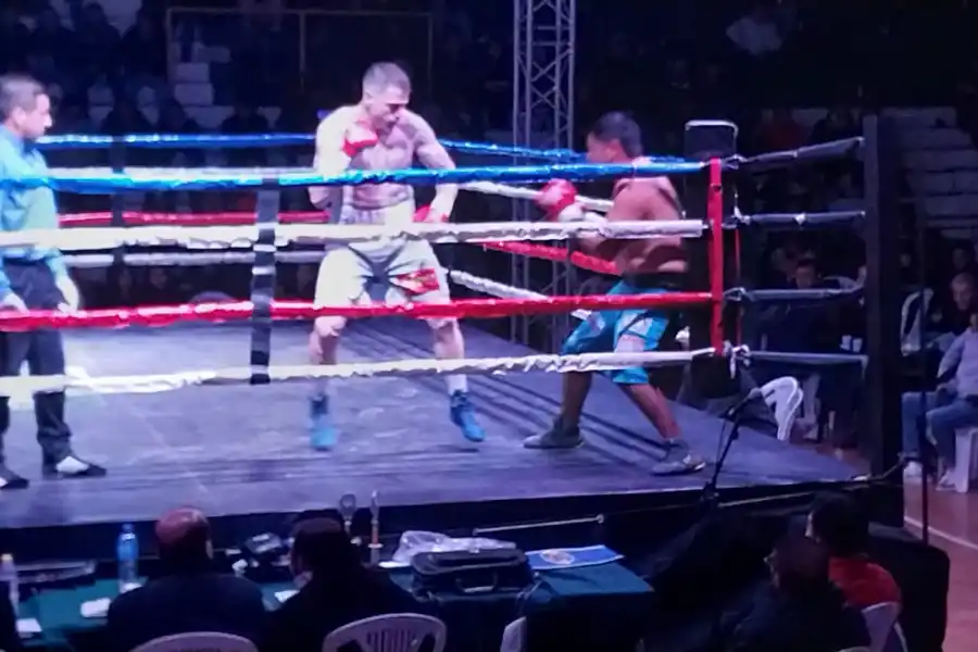 SEMIFONDO. En la segunda pelea en importancia del festival, Casalicchio ataca al jujeño Ibánez que resistió hasta el último round.