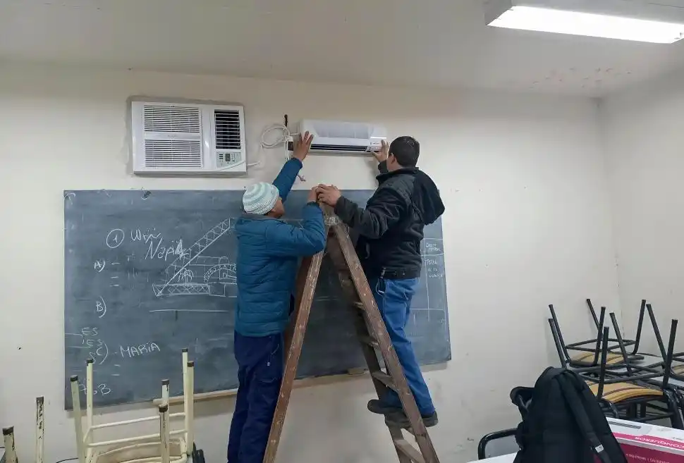 AYUDA. La comuna y organizaciones sociales instalaron los equipos.